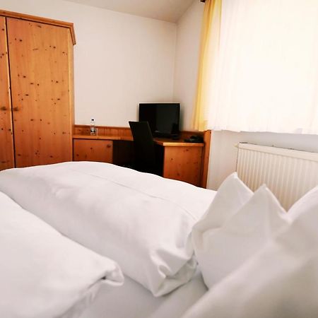 Gruener Baum Garni Hotel Крумбах Екстериор снимка