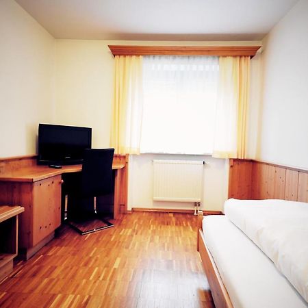 Gruener Baum Garni Hotel Крумбах Екстериор снимка